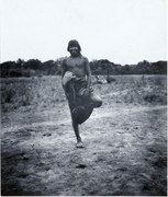 Ashluslay; man i vilställning på ett ben. El Gran Chaco. Bolivia - SMVK - 0072.0036.tif