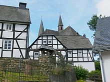 Fachwerkhäuser, Pfarrkirche im Hintergrund