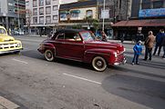 Español: Auto antiguo en el desfile civico militar sobre la Av. Luro, Mar del Plata, Argentina