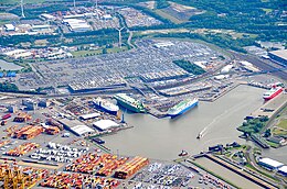 Het Wendebecken bij de Nordschleuse in Bremerhaven. Op de achtergrond de grote autoterminal, op de voorgrond een containerterminal. De gecombineerde auto-spoorbrug is opengedraaid voor toegang vanaf de Nordschleuse.