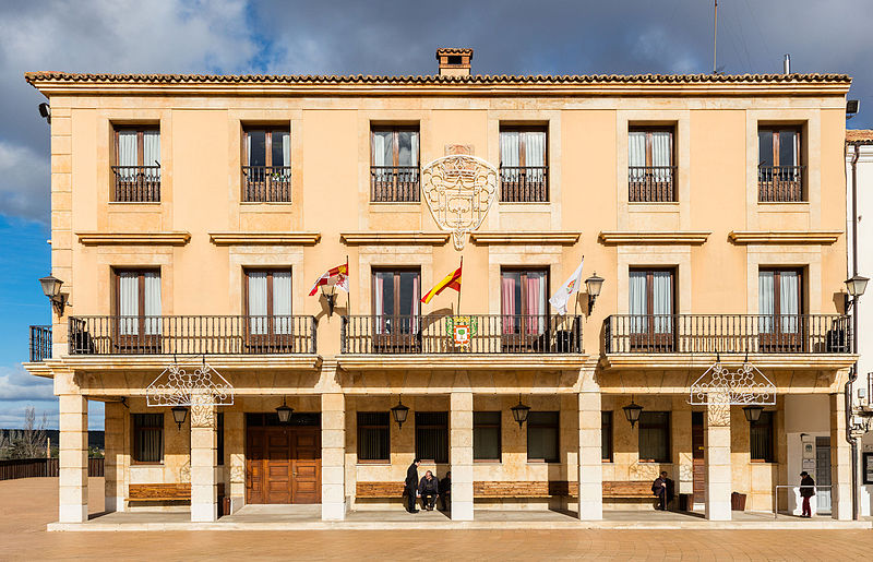 File:Ayuntamiento, Almazán, Soria, España, 2015-12-29, DD 72.JPG