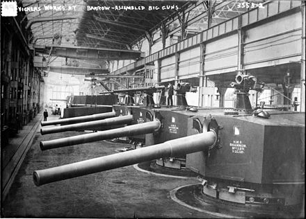 Canons de marine de 7,5 pouces BL Mk II devant armer le HMS Shannon en construction dans l'usine Vickers de Barrow-in-Furness entre 1905-1906.
