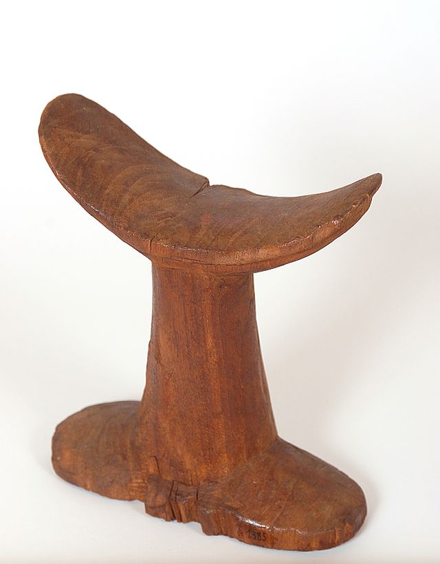  Exemple de capçal de nuca, fet de fusta, d'època Ptolemaica. Procedent d'Egipte. Es conserva a la Biblioteca Museu Víctor Balaguer, Vilanova i la Geltrú.