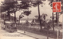 Afin d'accompagner son développement balnéaire et touristique, la commune se dote du tramway d'Hendaye, qui a fonctionné de 1906 à 1937On le voit ici à Hendaye-Plage.