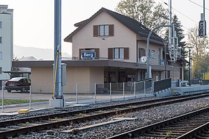 Dreistöckiges Gebäude mit Satteldach