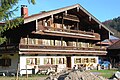 Bauernhaus "Beim Oberöstner" in Geitau 7, Gemeinde Bayrischzell, Landkreis Miesbach, Regierungsberzirk Oberbayern, Bayern. Als Baudenkmal unter Aktennummer D-1-82-112-17 in der Bayerischen Denkmalliste aufgeführt. Laut Denkmalliste im Jahr 1778 erbaut.