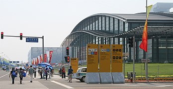 Die Halle mit dem Nationalen Schwimmzentrum im Hintergrund