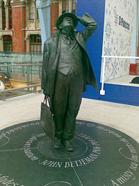 Betjeman Statue ĉe Skt. Pancras Station.jpg