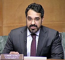 Bharat Ramamurti spricht mit der Congressional Oversight Commission.jpg