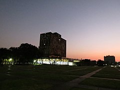 Biblioteca central de la UNAM al amanecer 13.jpg