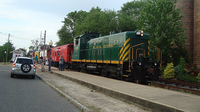 File:Black River & Western Caboose Train at Flemington.JPG