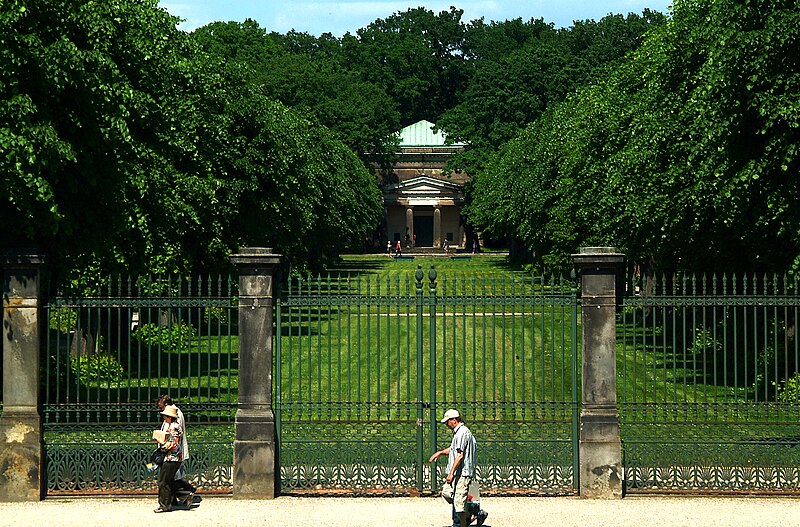 File:Blick über das Einfahrtsportal durch die Lindenallee von 1726 zum Welfenmausoleum im Berggarten in Hannover.jpg