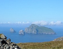 Boreray insieme alle isole più piccole Stac an Armin (a sinistra) e Stac Lee (a destra)