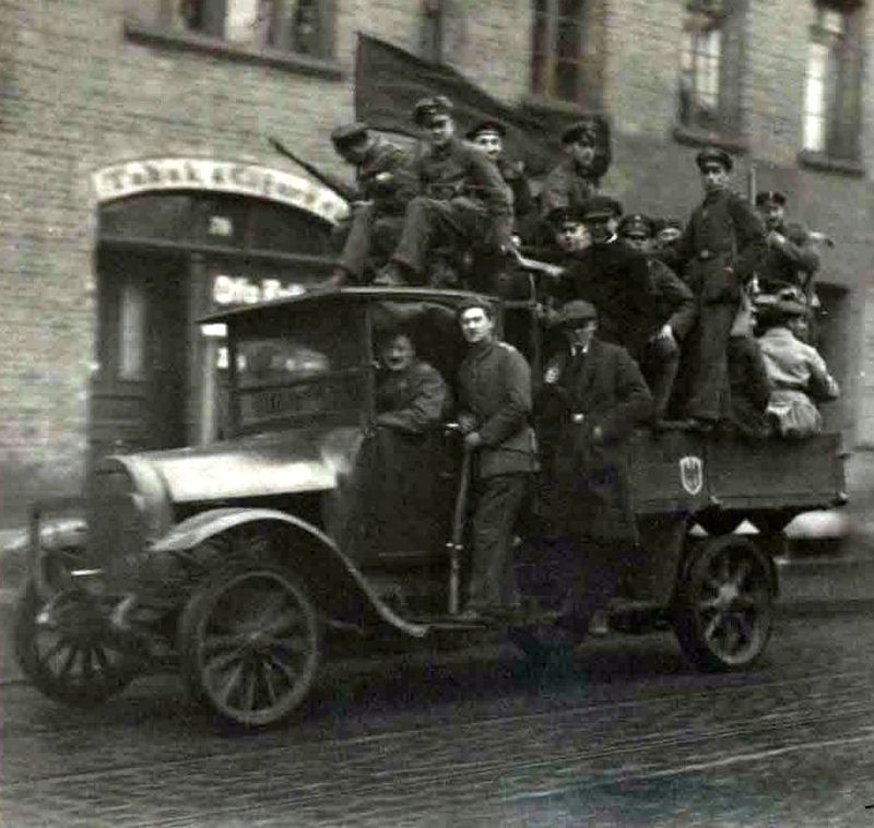 Die Novemberrevolution in Braunschweig 800px-Braunschweig_Novemberrevolution_Revolutionstruppen_LKW_15_H_XVI_H_I_1918_%28Stadtarchiv_Braunschweig%29