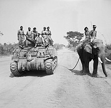 Komandan inggris dan India kru mengalami gajah dekat Meiktila.jpg