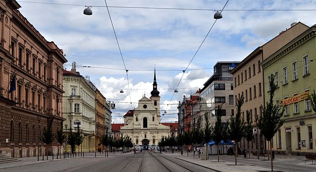 Pohled na Joštovu a kostel sv. Tomáše z Komenského náměstí