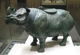 Un zun (vase en bronze) en forme de rhinocéros datant de la dynastie des Han occidentaux déterré à Doumacun dans la ville-district de Xingping[3]