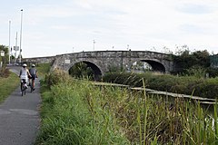 Pont à balais vu de l'ouest depuis le chemin de halage