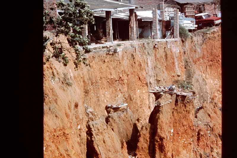 File:Bucaramanga-Colombia-slums-1982-1989-IHS-57-14-Ravine.jpeg