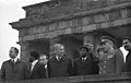 Bundesarchiv Bild 183-Z1014-018, Berlin, Staatsoberhaupt Angolas an der Grenze.jpg