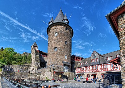 Главная башня и внутренний двор замка