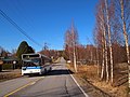Paikallisliikenteen linja-auto on juuri ohittanut kyläkeskustan (kuva vuodelta 2014).