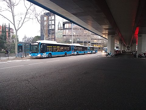 Varios buses de la línea SE745 en Avenida de América