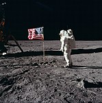 Buzz Aldrin hälsar USA:s flagga vid Mare Tranquillitatis under Apollo 11s uppdrag 1969.