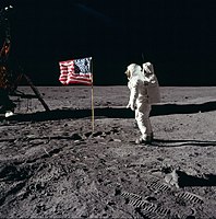 Aldrin près du drapeau américain.