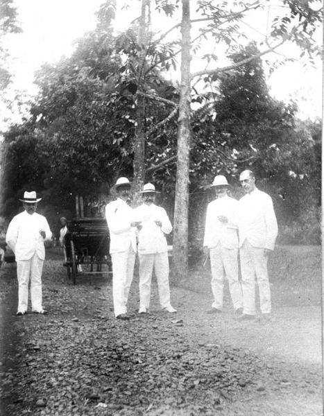 File:COLLECTIE TROPENMUSEUM Groepsfoto met M. Treub (tweede van links) en een aantal heren in de cultuurtuin van de Plantentuin in Buitenzorg TMnr 60013599.jpg