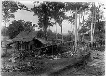 Another view of Kuta Reh on 14 June 1904 (Photographed by Henricus Marinus Neeb) COLLECTIE TROPENMUSEUM Marechaussee bij de vermoorde inwoners van de versterkte kampong Koeto Reh nadat deze door hen is ingenomen tijdens de tocht naar de Gajo- en Alaslanden onder leiding van overste Van Daalen TMnr 60009304.jpg