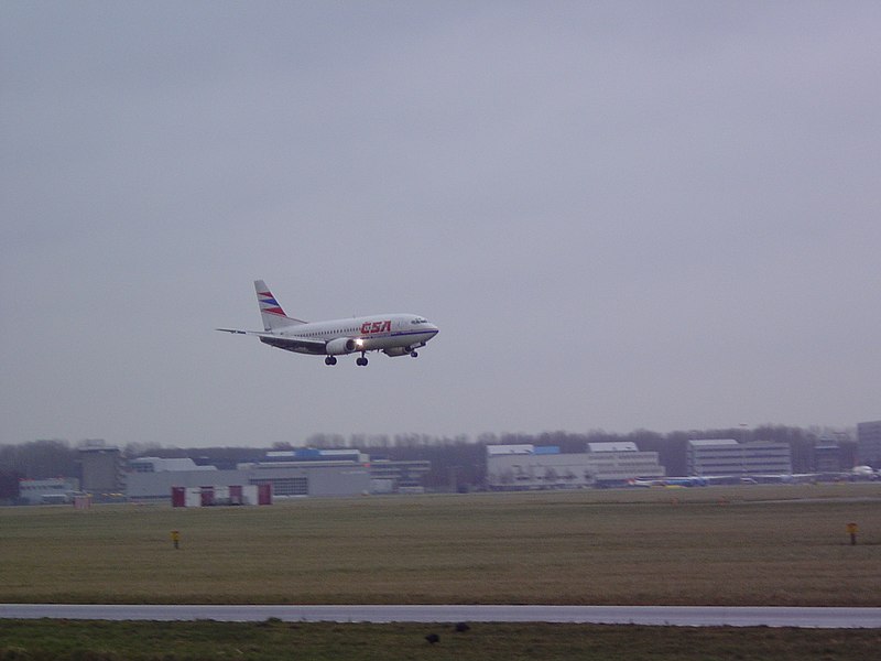File:CSA Czech Airlines Boeing 737-500 Landing at Schiphol Airport in 2009.jpg