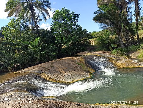 Cachoeira da Betânia está localizada na região da Nova Betânia a 16,9 km da cidade de Santa Luzia ( Bahia). É bastante visitada porque ela apresenta rochas escorregadias e com a força da água corrente, é possível fazer as rochas de escorregadeira e cair diretamente na água.