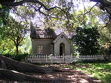 Cemetery Lodge, in the shadow of the fig tree Camperdown Cemetery 02 Lodge.JPG