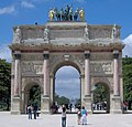 Arc de Triomphe du Carrousel (den "lille" triumfbue). Den "rigtige" triumfbue anes i baggrunden.