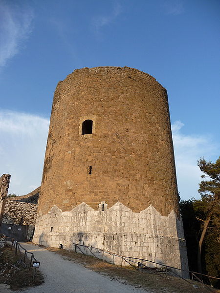 450px-Casertavecchia_torre_02-09-08_f01