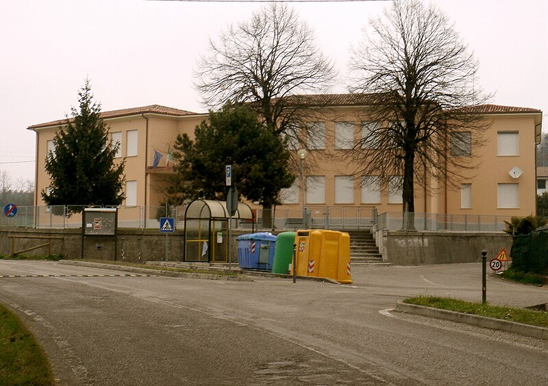 File:Castello Roganzuolo Scuole Elementari.JPG