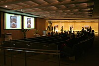 Cmglee Sainsbury Laboratory Cambridge University Лекция.jpg