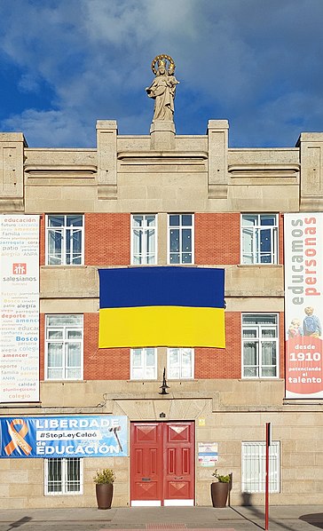 File:Colegio María Auxiliadora de Ourense (bandera de Ucrania).jpg