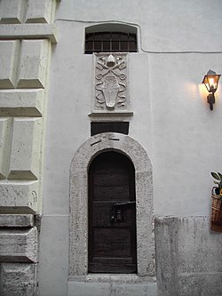 The still-functioning entrance to the inspection duct of the Acqua Vergine, at Via del Nazareno. Colonna - ingresso acquedotto Acqua Vergine a via del Nazzareno 1611.JPG