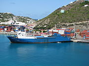 コンテナ港で荷積みを行うコンテナ船。物流の上でも重要な港である。