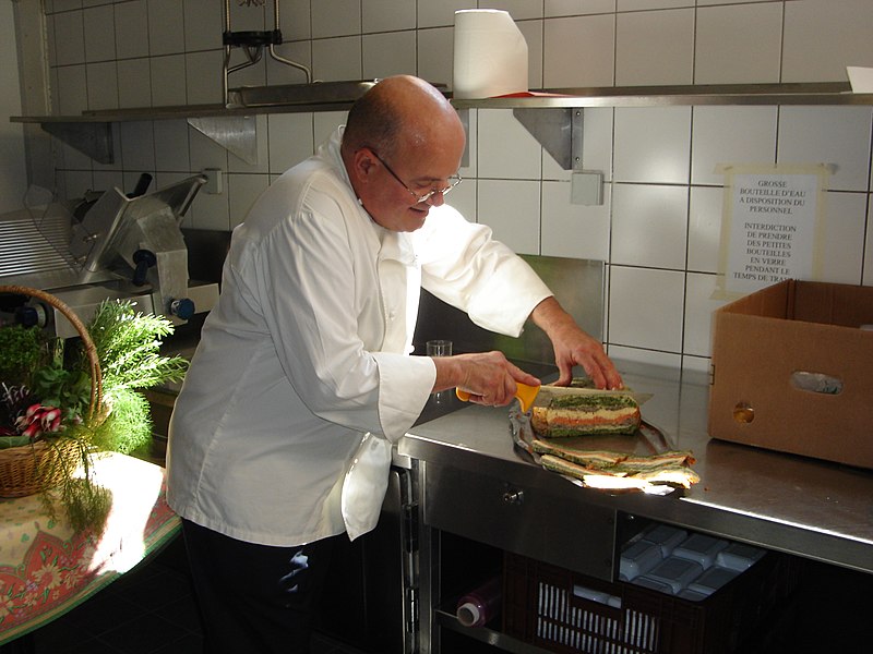 File:Découpe d'un crespeou dans un restaurant d'Avignon.jpg