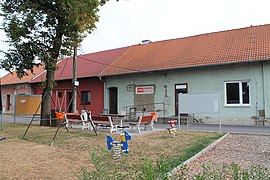 Džbánice, hřiště a obchod (2016-09-28; 01).jpg