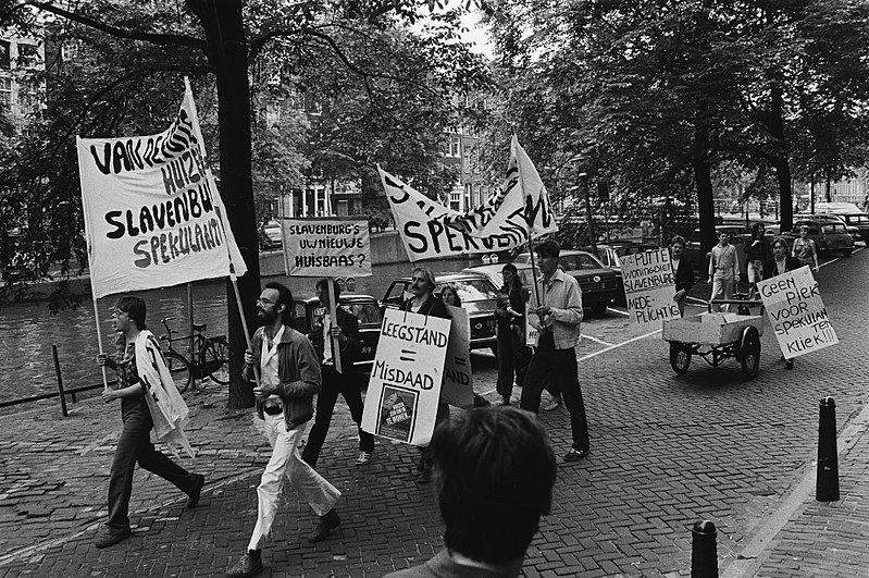 File:Demonstratie bij Slavenburgse Bank (Amsterdam) in kader van aktie Speculant van, Bestanddeelnr 930-8710.jpg