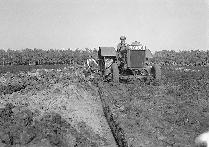 File:Diepenploegen met Fordson tractor, Bestanddeelnr 192-1090.jpg