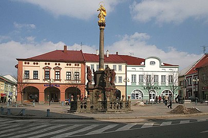 Place centrale : colonne mariale.