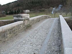 Dolenje, Ajdovščina - most čez reko Vipavo - tlak iz mačjih glav in v kamnu izvedeni pasovi.jpg