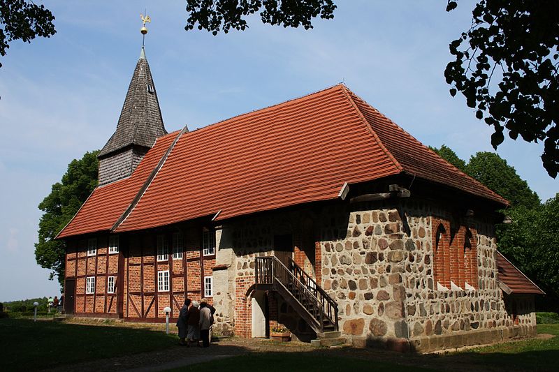 File:Dorfkirche Lassahn.JPG