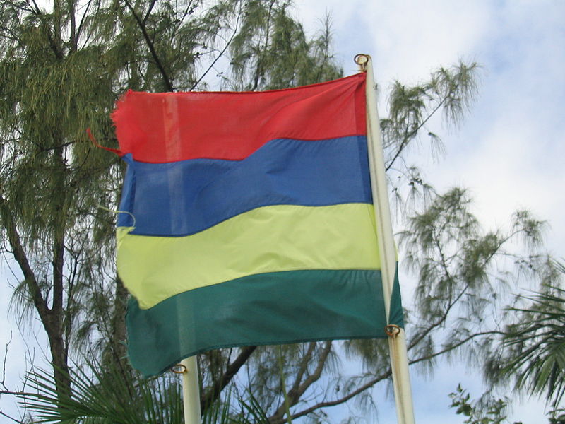 File:Drapeau mauricien vers Blue Bay.JPG