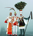 Kostüme des Kölner Dreigestirns, v.l. Jungfrau, Prinz, Bauer
